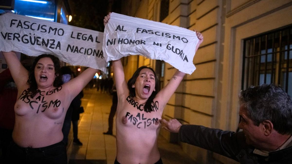 Detenido por tocar los pechos de una activista de Femen que protestaba contra una misa por Franco
