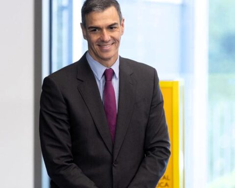 Sánchez carga contra la derecha, a la que acusa de vivir en un 'Black Friday' constante, pero ni siquiera menciona la corrupción socialista