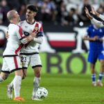 El Rayo remonta con épica y enseña al Poznan polaco lo que vale Vallecas