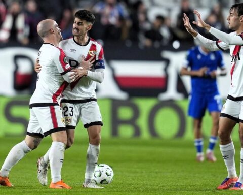 El Rayo remonta con épica y enseña al Poznan polaco lo que vale Vallecas