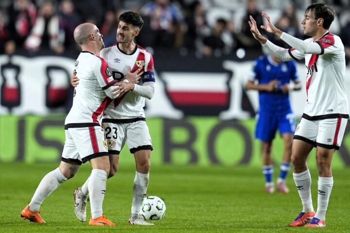 El Rayo remonta con épica y enseña al Poznan polaco lo que vale Vallecas