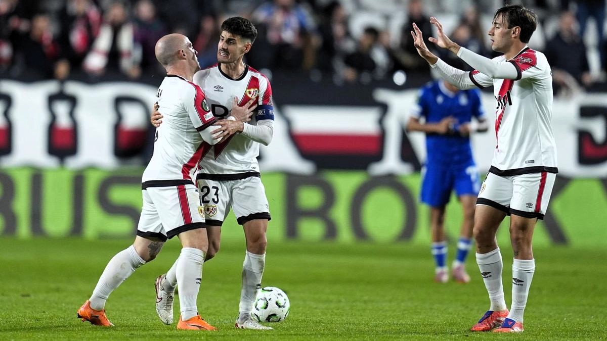 El Rayo remonta con épica y enseña al Poznan polaco lo que vale Vallecas