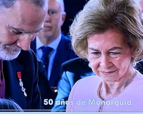 El Rey llama al diálogo, el respeto y la concordia en la entrega del Toisón de Oro a su madre la reina Sofía