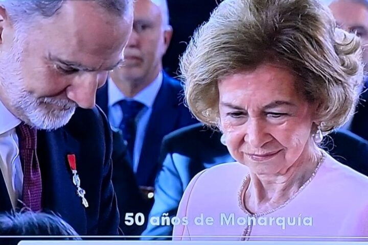 El Rey llama al diálogo, el respeto y la concordia en la entrega del Toisón de Oro a su madre la reina Sofía