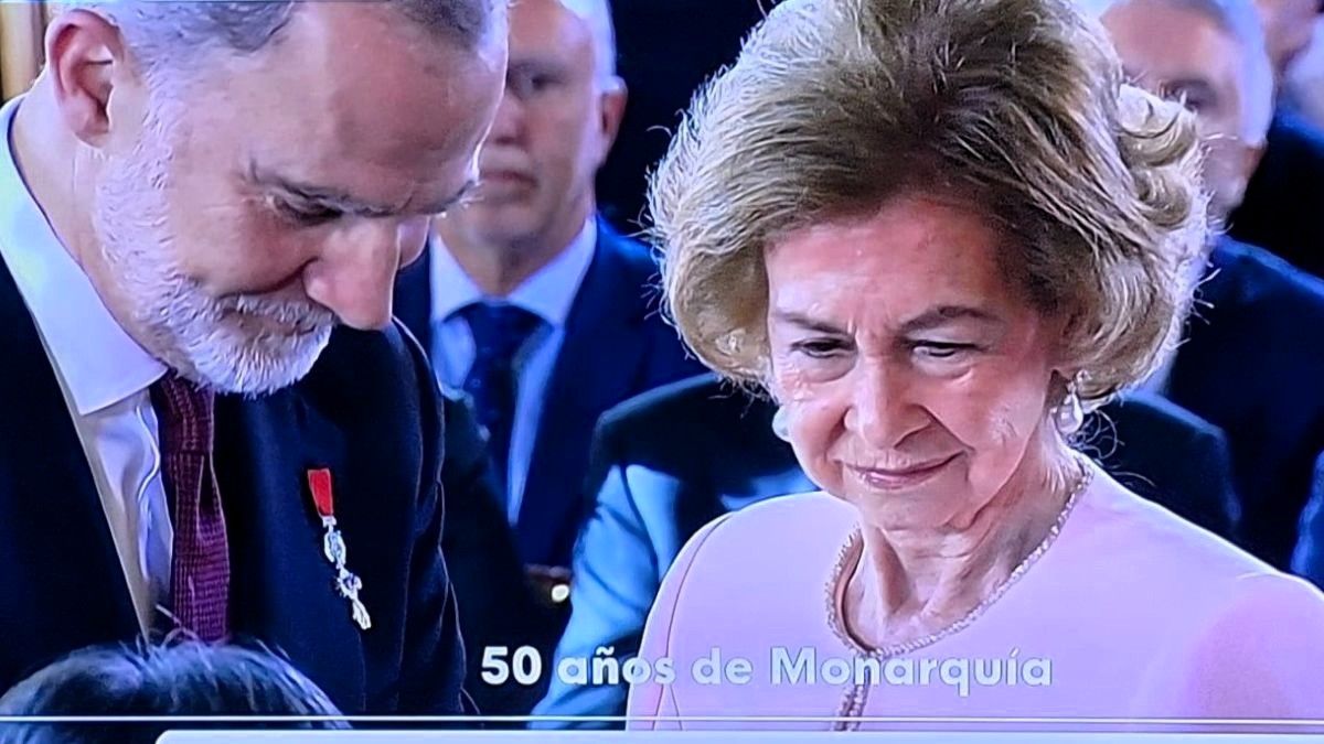 El Rey llama al diálogo, el respeto y la concordia en la entrega del Toisón de Oro a su madre la reina Sofía