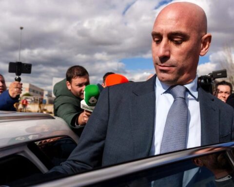 Detenido el tío de Rubiales por agredir a su sobrino con huevos cuando presentaba su libro en Madrid