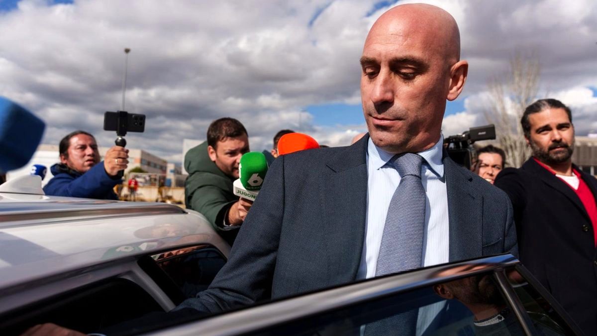 Detenido el tío de Rubiales por agredir a su sobrino con huevos cuando presentaba su libro en Madrid