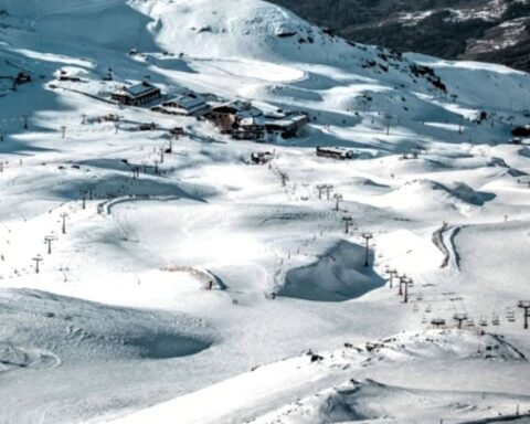 La nieve cubre ya Sierra Nevada y el mal tiempo mantiene en alerta este sábado a 19 provincias