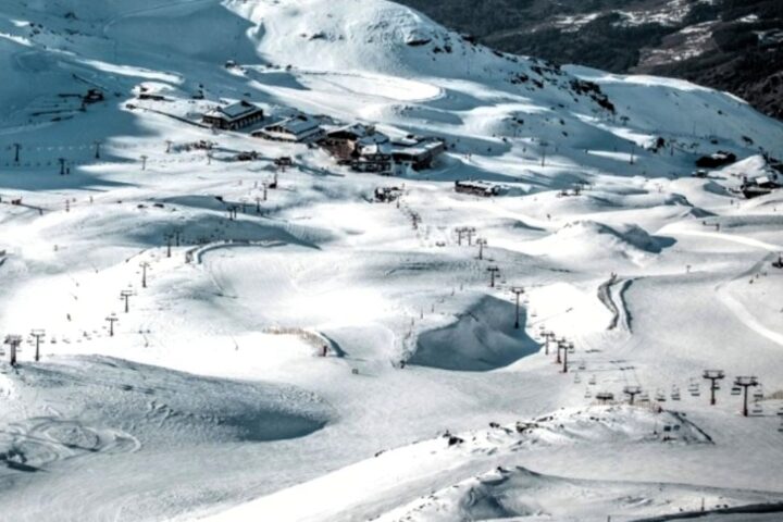 La nieve cubre ya Sierra Nevada y el mal tiempo mantiene en alerta este sábado a 19 provincias