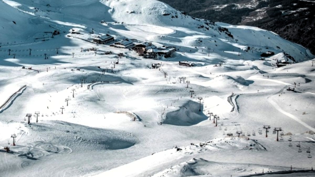La nieve cubre ya Sierra Nevada y el mal tiempo mantiene en alerta este sábado a 19 provincias