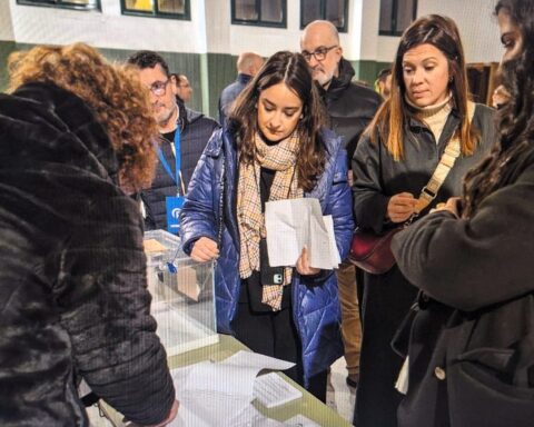 Extremadura examina hoy con el voto de 900.000 electores a la clase política española