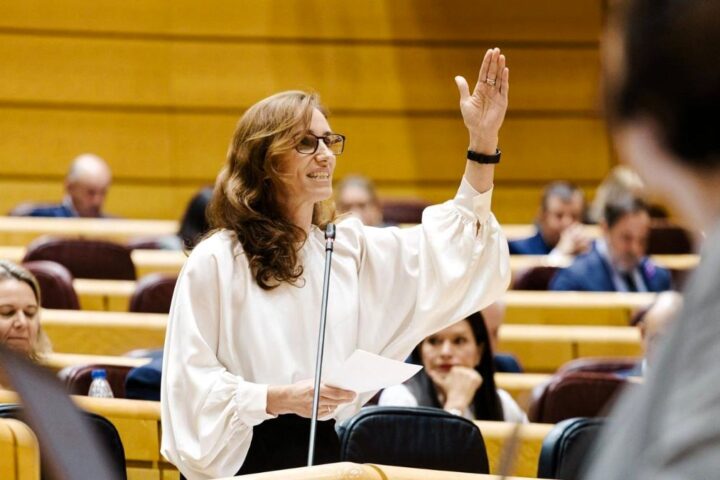 La ministra Mónica García llama "malditos" a quieres usan el dinero público para su beneficio