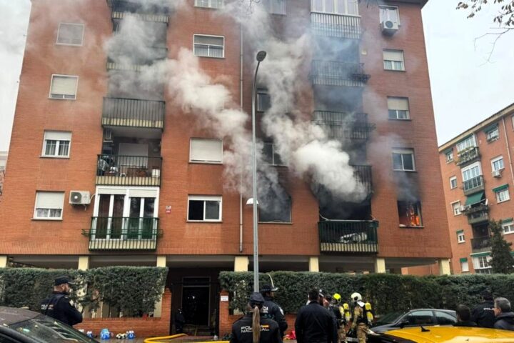 Dos agentes de Policía Nacional y un hombre de 52 años hospitalizados por el incendio de un bloque en Toledo