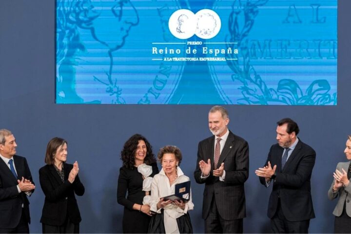 El Rey entrega a María Teresa Rodríguez (Galletas Gullón) el IX Premio Reino de España por su trayectoria