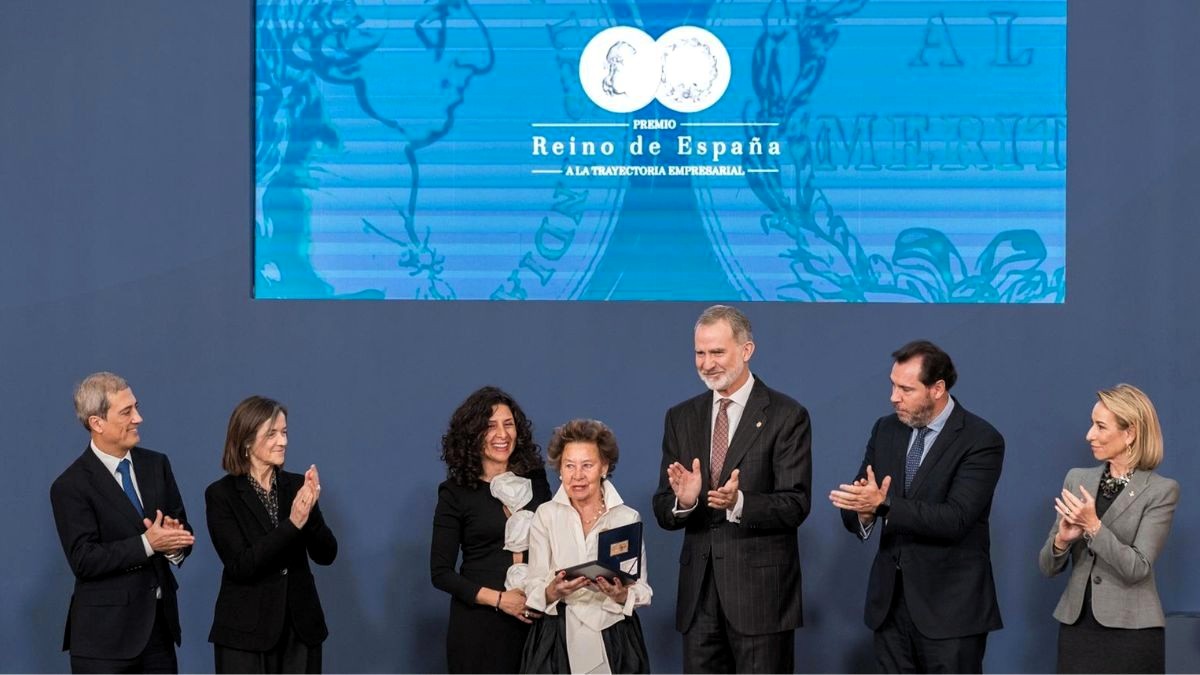 El Rey entrega a María Teresa Rodríguez (Galletas Gullón) el IX Premio Reino de España por su trayectoria