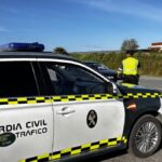 Detenido un conductor por circular por la A-7 con un repartidor sobre el capó de su coche tras discutir con él