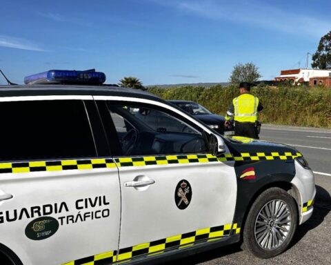 Detenido un conductor por circular por la A-7 con un repartidor sobre el capó de su coche tras discutir con él