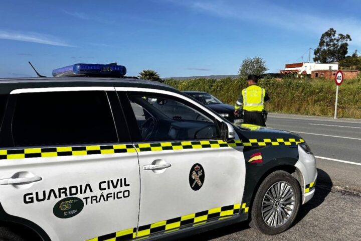 Detenido un conductor por circular por la A-7 con un repartidor sobre el capó de su coche tras discutir con él