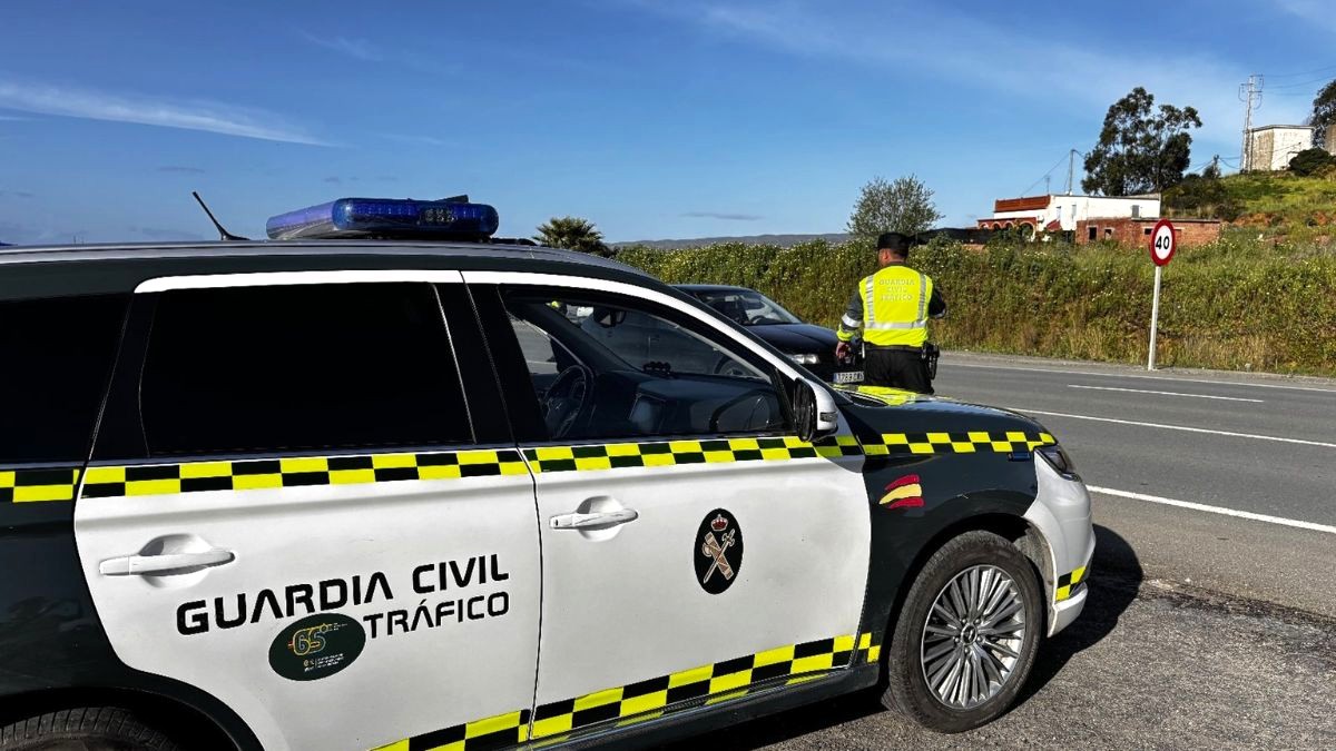 Detenido un conductor por circular por la A-7 con un repartidor sobre el capó de su coche tras discutir con él