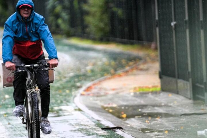 Acaban los avisos en Málaga, pero se mantiene la alerta naranja este domingo por fuertes lluvias en Almería y Granada