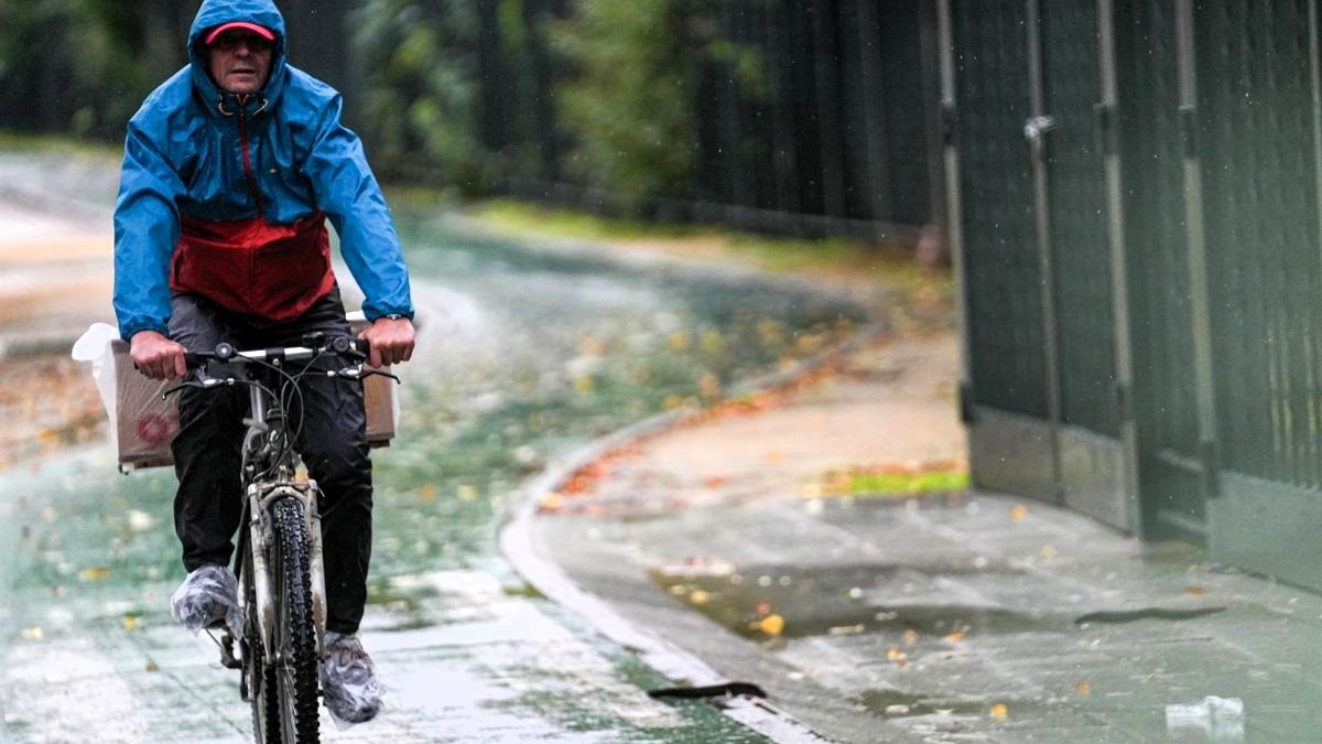 Acaban los avisos en Málaga, pero se mantiene la alerta naranja este domingo por fuertes lluvias en Almería y Granada