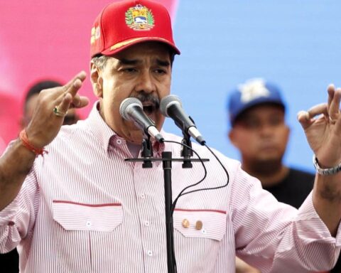 Trump aumenta la tensión con Maduro: ordena el "bloqueo completo" de todos los petroleros sancionados que entren y salgan de Venezuela