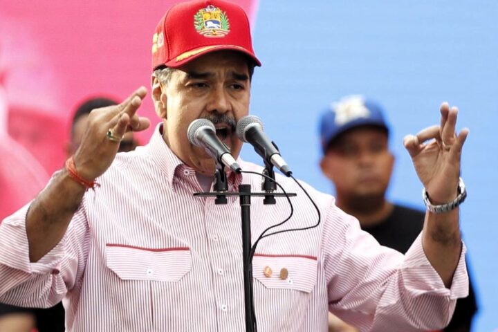 Trump aumenta la tensión con Maduro: ordena el "bloqueo completo" de todos los petroleros sancionados que entren y salgan de Venezuela