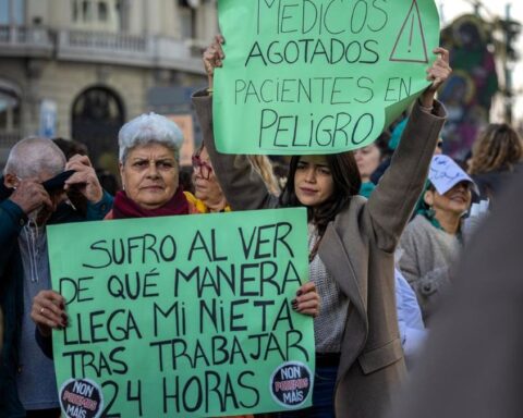 La confederación de sindicatos médicos cifra en un 90% el seguimiento de la huelga que continuará hasta el viernes