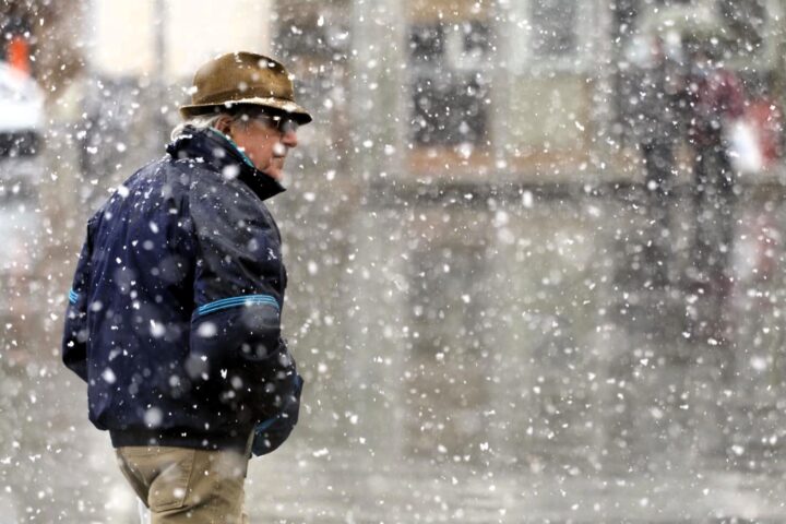 Lluvia, nieve, frío y olas mantienen en situación de riesgo a una decena de provincia esta Navidad
