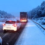 Situación explosiva en las carreteras por un intenso temporal de lluvia y nieve que coincide con millones de desplazamientos por el fin de año