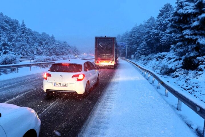 Situación explosiva en las carreteras por un intenso temporal de lluvia y nieve que coincide con millones de desplazamientos por el fin de año