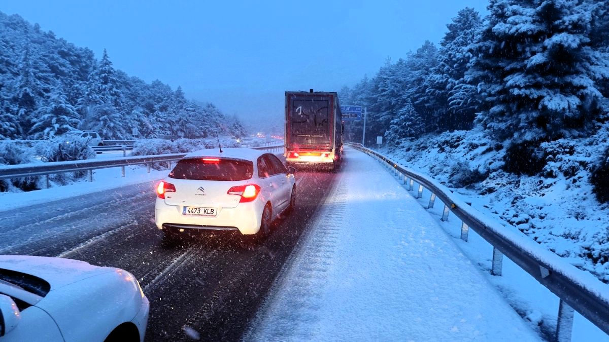 Situación explosiva en las carreteras por un intenso temporal de lluvia y nieve que coincide con millones de desplazamientos por el fin de año