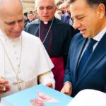 El Papa recuerda a Benedicto XVI y a Francisco en su primera misa del gallo: "No acoger al hombre es rechazar a Dios"