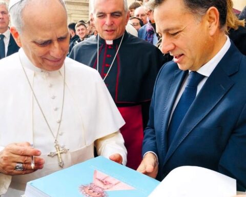 El Papa recuerda a Benedicto XVI y a Francisco en su primera misa del gallo: "No acoger al hombre es rechazar a Dios"