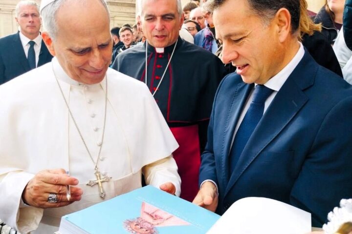 El Papa recuerda a Benedicto XVI y a Francisco en su primera misa del gallo: "No acoger al hombre es rechazar a Dios"