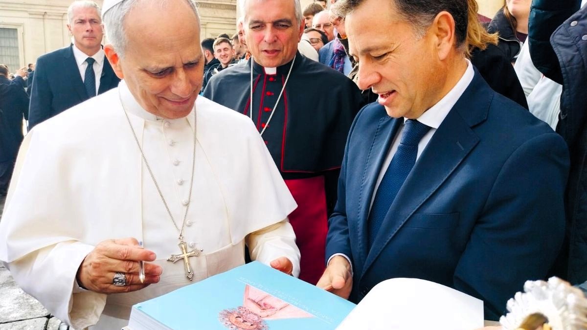 El Papa recuerda a Benedicto XVI y a Francisco en su primera misa del gallo: "No acoger al hombre es rechazar a Dios"