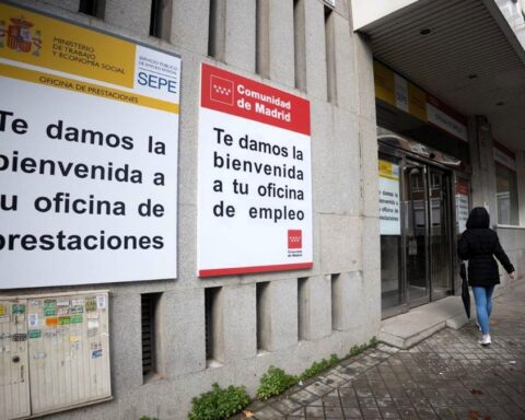 Los servicios lideran la bajada del paro en noviembre hasta mínimos de 2007, aunque la Seguridad Social pierde 14.358 afiliados