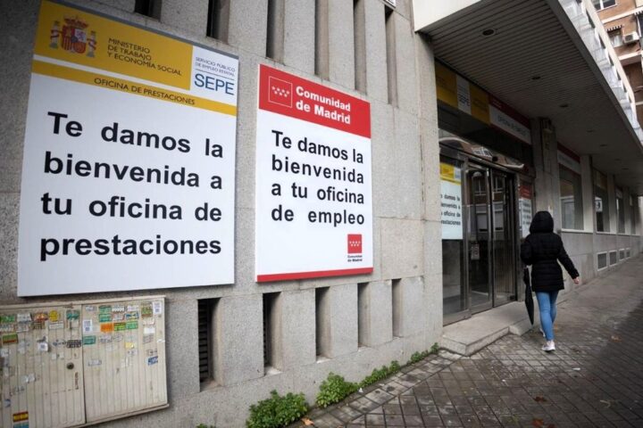 Los servicios lideran la bajada del paro en noviembre hasta mínimos de 2007, aunque la Seguridad Social pierde 14.358 afiliados