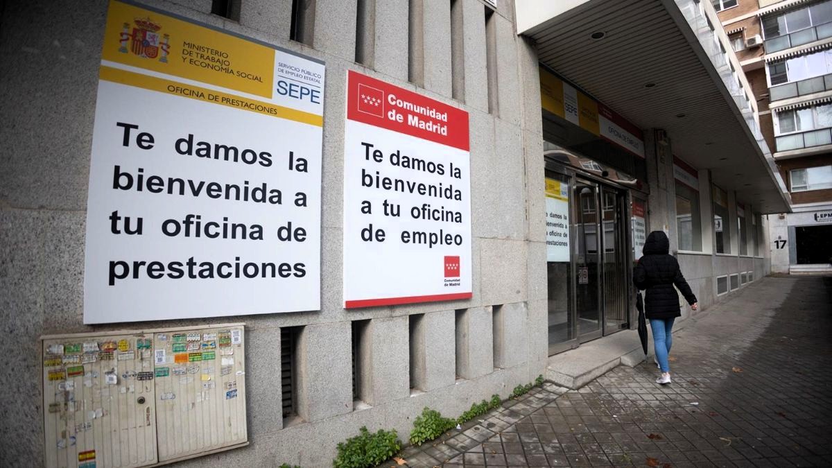 Los servicios lideran la bajada del paro en noviembre hasta mínimos de 2007, aunque la Seguridad Social pierde 14.358 afiliados