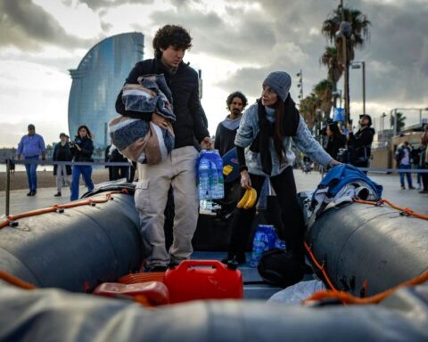 Convivir tres días en una patera: Open Arms y La Fura dels Baus escenifican la experiencia