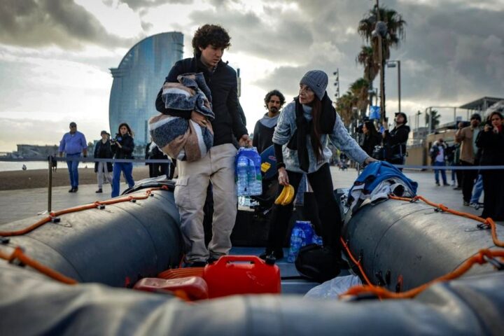 Convivir tres días en una patera: Open Arms y La Fura dels Baus escenifican la experiencia