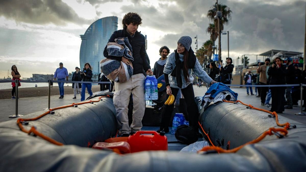 Convivir tres días en una patera: Open Arms y La Fura dels Baus escenifican la experiencia