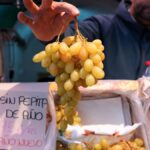 Pelar las uvas y cortarlas en cuatro trozos a lo largo puede prevenir atragantamientos en menores