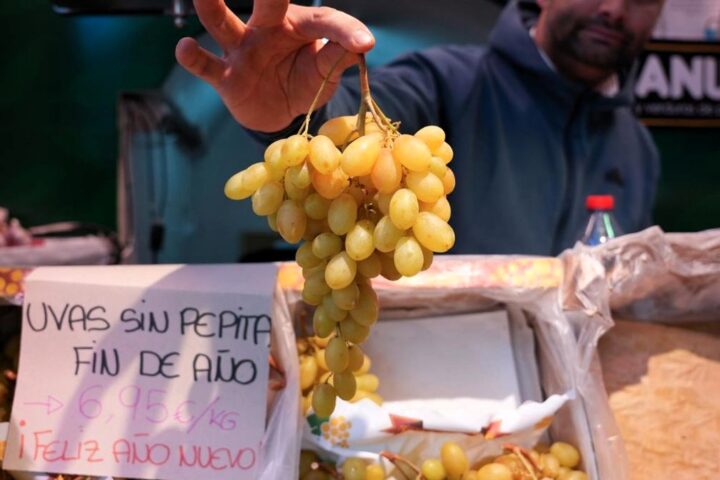 Pelar las uvas y cortarlas en cuatro trozos a lo largo puede prevenir atragantamientos en menores