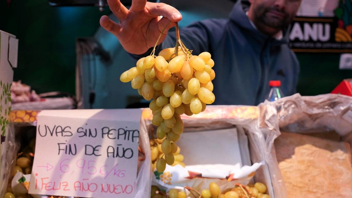 Pelar las uvas y cortarlas en cuatro trozos a lo largo puede prevenir atragantamientos en menores