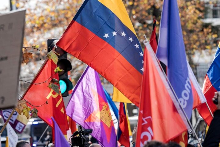 España y la izquierda hispanoamericana rechazan la apropiación de los recursos de Venezuela e "injerencias" en su futuro
