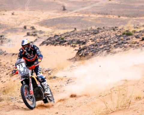 El español Edgar Canet se impone en el prólogo de motos y es líder del Dakar