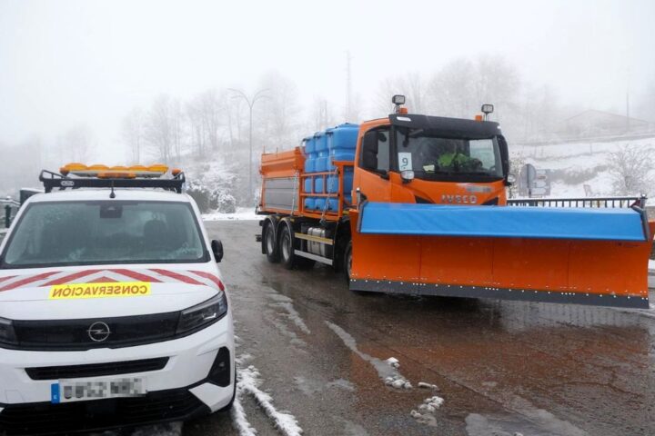 La DGT llama a planificar los viajes y extremar la precaución por la borrasca 'Francis' y la llegada de nieve en cotas bajas