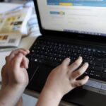 Un estudio vincula la exposición de niños a pantallas con una toma de decisiones más lenta y más ansiedad adolescente