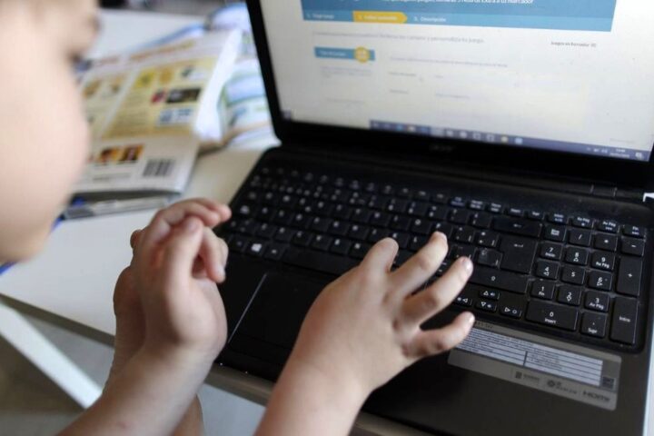 Un estudio vincula la exposición de niños a pantallas con una toma de decisiones más lenta y más ansiedad adolescente